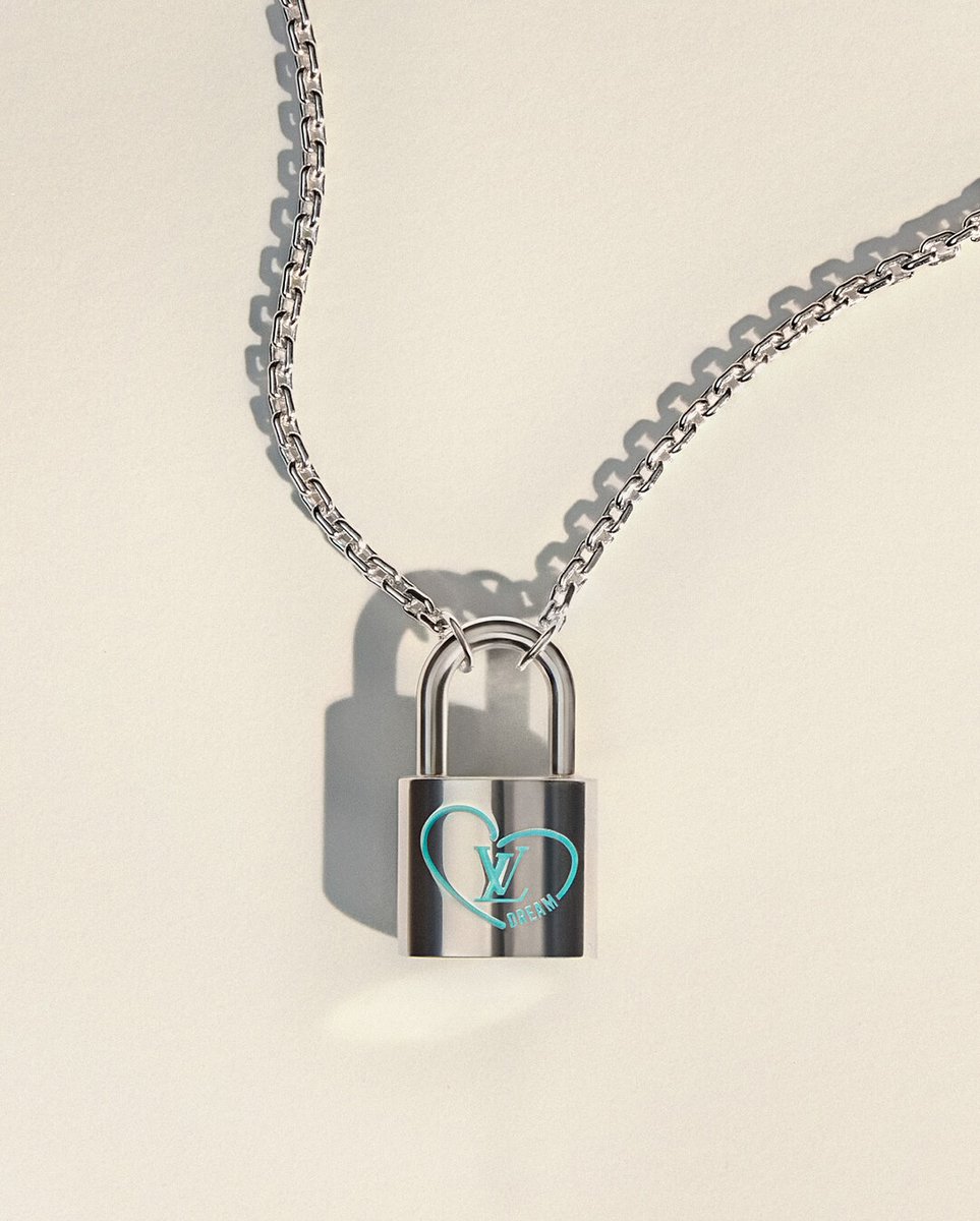 nomannersmag's tweet image. House ambassador #FELIX fronts the @LouisVuitton 2025 Silver Lockit campaign, an annual collection released to fundraise for UNICEF. This year, Felix, who also serves as a goodwill ambassador for @UNICEF, reimagined the line.
#FELIXxLVSilverLockit