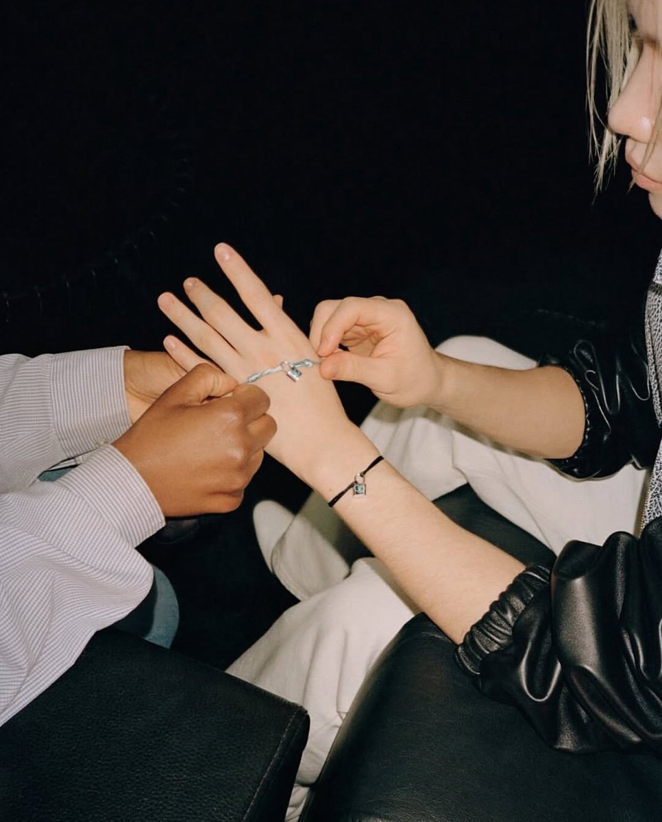 nomannersmag's tweet image. House ambassador #FELIX fronts the @LouisVuitton 2025 Silver Lockit campaign, an annual collection released to fundraise for UNICEF. This year, Felix, who also serves as a goodwill ambassador for @UNICEF, reimagined the line.
#FELIXxLVSilverLockit