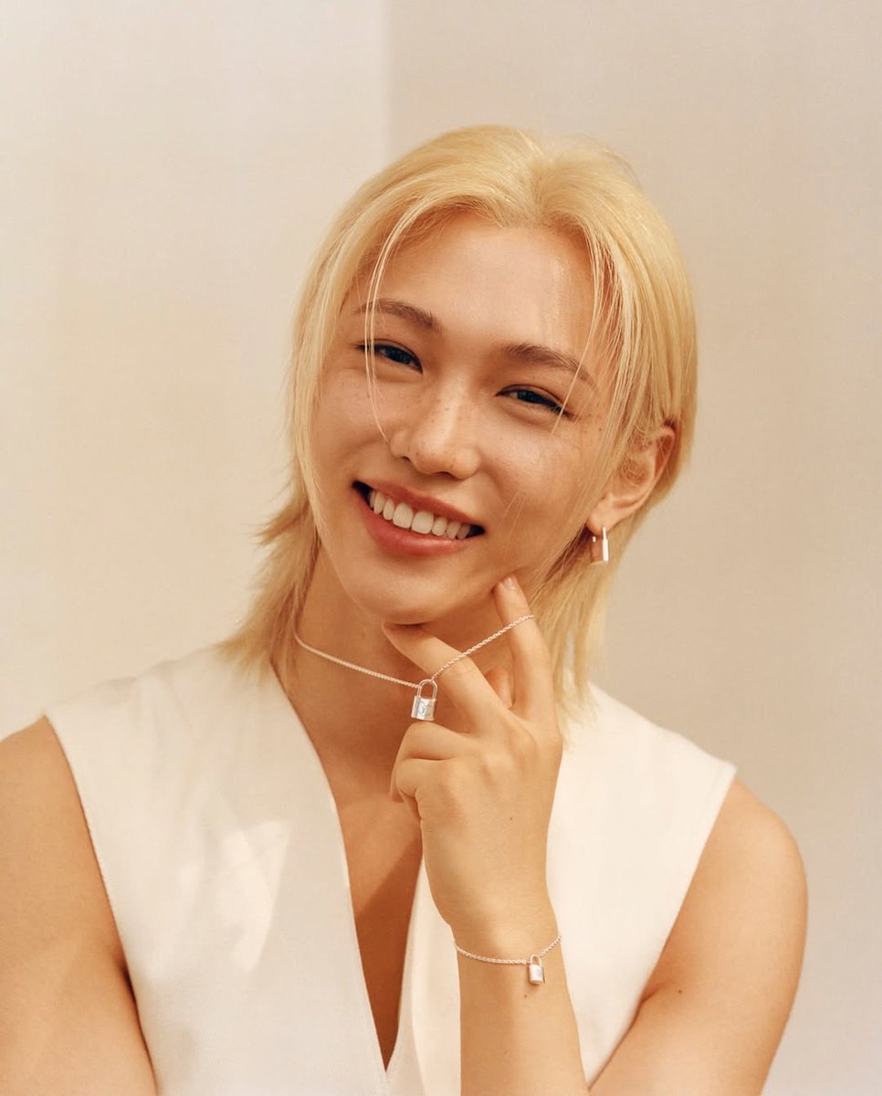 nomannersmag's tweet image. House ambassador #FELIX fronts the @LouisVuitton 2025 Silver Lockit campaign, an annual collection released to fundraise for UNICEF. This year, Felix, who also serves as a goodwill ambassador for @UNICEF, reimagined the line.
#FELIXxLVSilverLockit