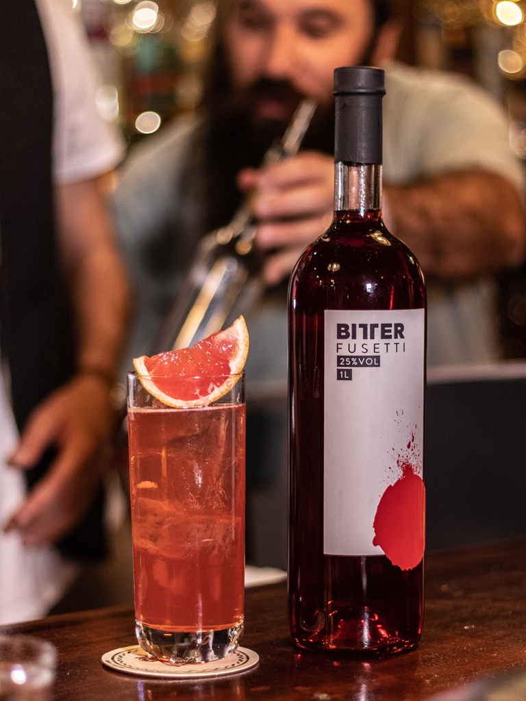 #Fusetti, el bitter italiano que está revolucionando las barras.
🔝Con su color vibrante y un perfil seco, herbal y elegante, Fusetti es la alternativa moderna al bitter clásico.
🍷🍸🥃Perfecto para un Negroni distinto, un Spritz con carácter o simplemente solo con hielo.