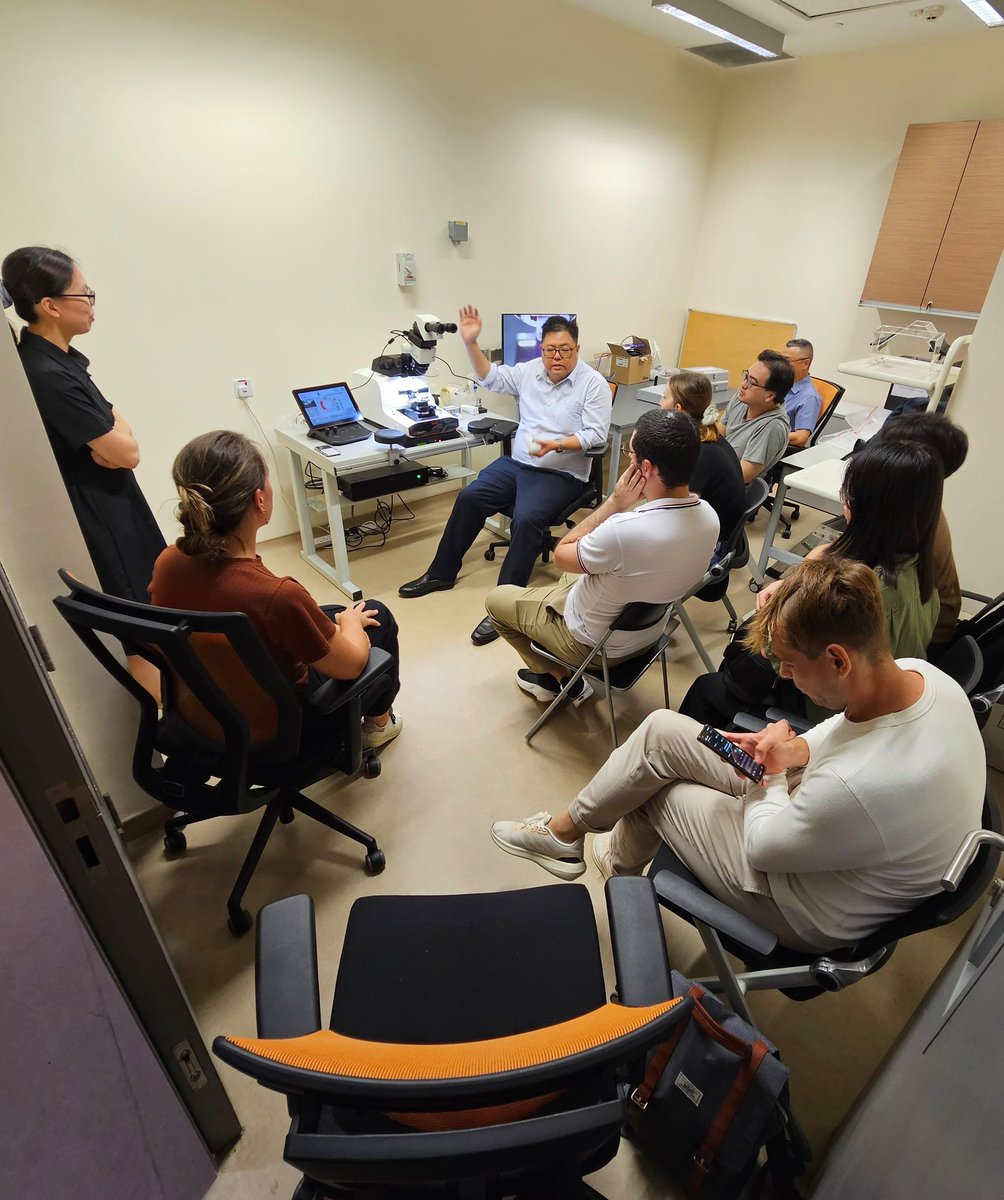 emu_nus's tweet photo. Last talk on the UC Enuity by Dr Adrian Boey from Leica Microsystems, followed by a demo on the ultramicrotome. Big thank you to all who attended and made this event a success! https://t.co/zGJuIf6deS