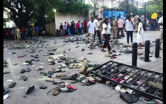 Newskarnataka's tweet image. Karnataka challenges CAT order reinstating IPS officer suspended over stadium stampede

#BengaluruStampede #IPSOfficerSuspension #CATOrder #KarnatakaHighCourt

newskarnataka.com/s/zwbsc7