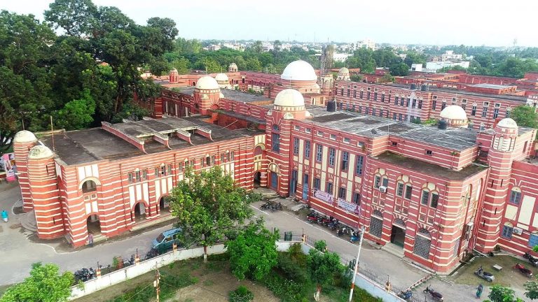 kripa_shahi_INC's tweet photo. "लंगट सिंह कॉलेज (L.S. College) की स्थापना 3 जुलाई, 1899 को हुई थी" आज 126 वां स्थापना दिवस है ।

यह बिहार के मुजफ्फरपुर शहर में स्थित है और उत्तर बिहार का एक प्रमुख और सबसे पुराना उच्च शिक्षण संस्थान है. इसकी स्थापना "लंगट सिंह"  एक प्रसिद्ध समाजसेवी ने की थी.

लंगट सिंह कॉलेज का एक समृद्ध इतिहास है, और यह कई महान हस्तियों का घर रहा है, जिनमें डॉ. राजेंद्र प्रसाद और राष्ट्रकवि रामधारी सिंह दिनकर शामिल हैं, जिन्होंने कॉलेज में प्रोफेसर के रूप में काम किया था. महात्मा गांधी भी 1917 में चंपारण सत्याग्रह के दौरान कॉलेज में रुके थे।
#Muzaffarpur #langatsinghcollege 

@INCIndia @INCBihar @Allavaru @rajeshkrinc @nsui @kanhaiyakumar