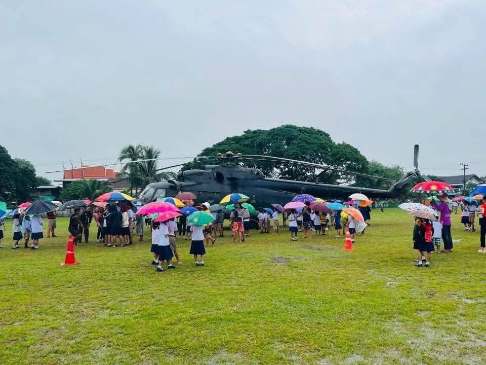 Skyboyz15's tweet photo. 🚁 ระทึก‼️ ฝนตกหนัก ลมแรงมาก เฮลิคอปเตอร์ทหาร ลงจอดฉุกเฉินที่สนามโรงเรียนบ้านคำพอุง จ.ร้อยเอ็ด
เด็กๆ ตื่นเต้น ดีใจ วิ่งเฮมาถ่ายรูป กับพี่ๆ นักบิน กับ ฮ. ขณะที่ชาวบ้านพอรู้นำส้มตำ ข้าวเหนียวมามอบให้ ผูกข้อมือเรียกขวัญ ก่อนขึ้นบินต่อปฏิบัติภารกิจ
#เฮลิคอปเตอร์ทหาร #ทหาร #ร้อยเอ็ด https://t.co/MQ4QEWIDts