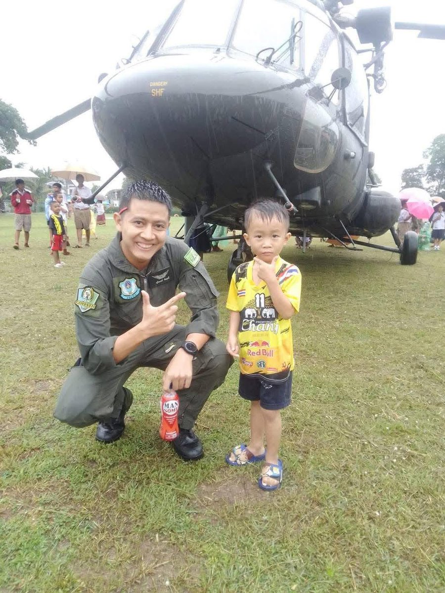 🚁 ระทึก‼️ ฝนตกหนัก ลมแรงมาก เฮลิคอปเตอร์ทหาร ลงจอดฉุกเฉินที่สนามโรงเรียนบ้านคำพอุง จ.ร้อยเอ็ด
เด็กๆ ตื่นเต้น ดีใจ วิ่งเฮมาถ่ายรูป กับพี่ๆ นักบิน กับ ฮ. ขณะที่ชาวบ้านพอรู้นำส้มตำ ข้าวเหนียวมามอบให้ ผูกข้อมือเรียกขวัญ ก่อนขึ้นบินต่อปฏิบัติภารกิจ
#เฮลิคอปเตอร์ทหาร #ทหาร #ร้อยเอ็ด