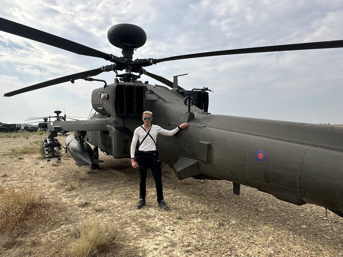 Esta semana estoy de nuevo en el CENAD de San Gregorio, Zaragoza, donde 3 helicópteros AH-64E Apache Guardian del <a href="/BritishArmy/">British Army 🇬🇧</a> y otros 11 helicópteros más están desarrollando un ejercicio conjunto con las #FAMET del <a href="/EjercitoTierra/">Ejército de Tierra 🇪🇸</a>.

Pronto contaré más en <a href="/DefensaCom/">defensa.com</a>.