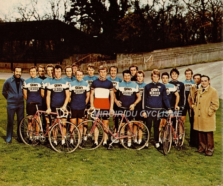 Miroir2Cyclisme's tweet photo. L'équipe Gan-Mercier du Tour 1975. Barry Hoban, Joop Zoetemelk, Gerrie Knetemann (bonjour pour le reconnaitre sans ses lunettes), Raymond Poulidor et tant d'autres...

📸 MC
#Poulidor #poupou #Zoetemelk #Mercier #TDF #TDF1975 #cyclisme #cycling #ciclismo https://t.co/V9ACcpaQwr