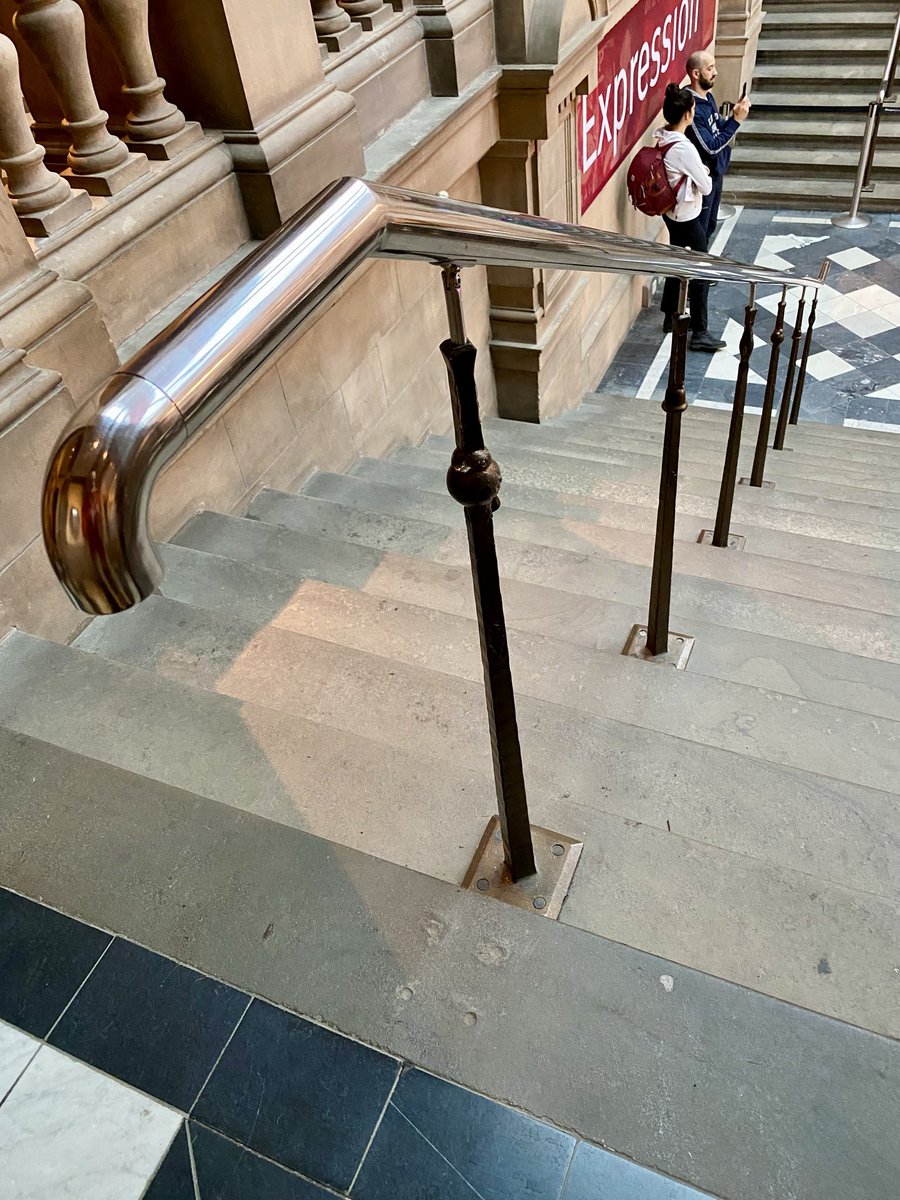 MurphyNiallGLA's tweet image. #MomentsOfBeauty in #Glasgow: Next time you walk up the stairs in the Kelvingrove Museum, have a close look at the balustrade as cast into each of the balusters are symbols taken from Glasgow’s Coat of Arms = the Bird, the Bell and the Fish though I couldn’t find the Tree 🧐👀👇!