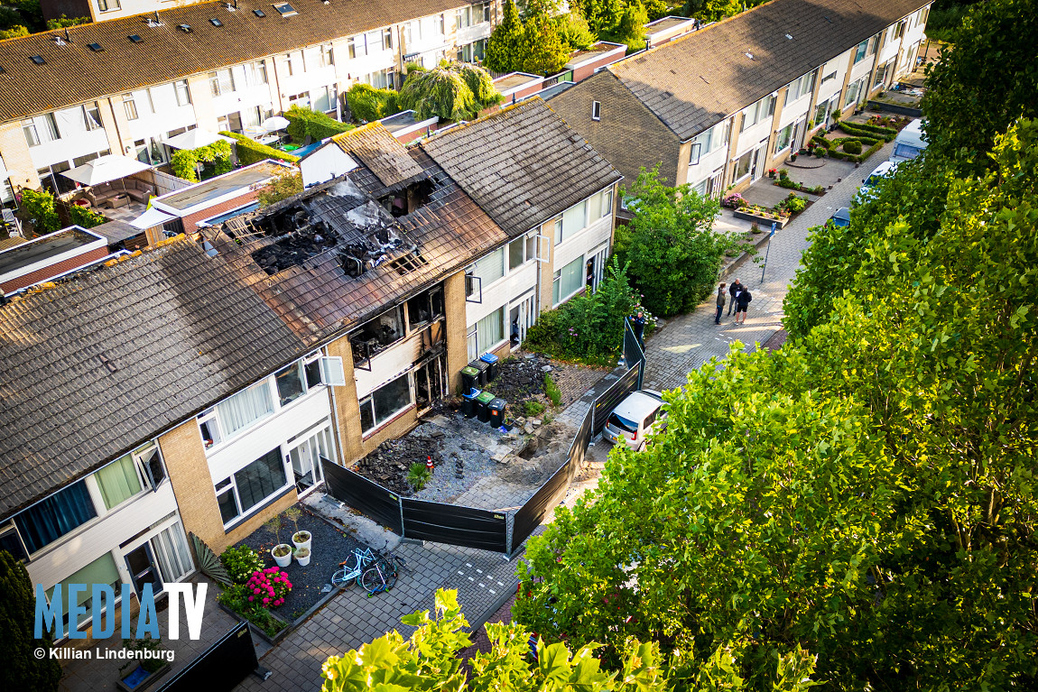 UPDATE | Als gevolg van de brand zijn drie woningen onbewoonbaar. Op camerabeelden is te zien dat de dader iets bij de woning naar binnen gooide, waarna de explosie plaatsvond. Op dat moment waren twee volwassenen en vier kinderen in de woning aanwezig. 
mediatv.nl/nieuws/nieuws/…