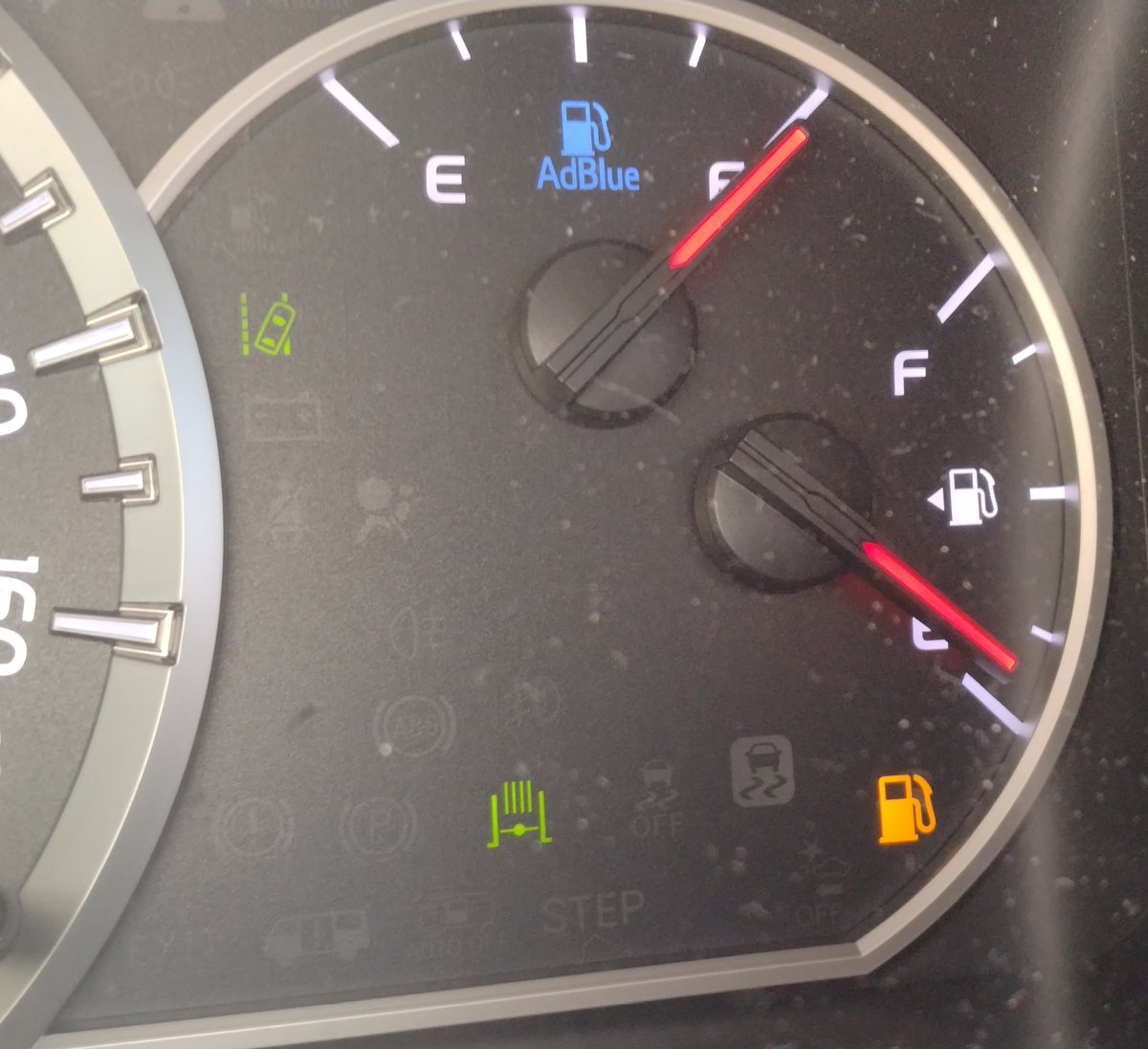 貧乏ランプ点灯(笑)
お仕事のクルマ、クーラーかけっ放しで燃料が減る減る！