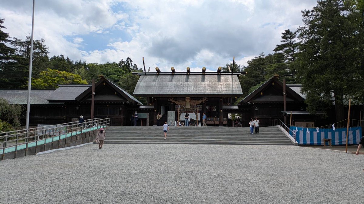 TarotaroWeek's tweet photo. 北海道神宮に茅の輪くぐりに行ってきました。緑が多い荘厳な空間は気持ちの良い風が吹いていてとても爽快でした。茅の輪は明日7/4の午前中までです。
茅の輪の写真に少し不自然なところがあるのは、消しゴムマジックの結果です。 https://t.co/CRrfHGc1rx