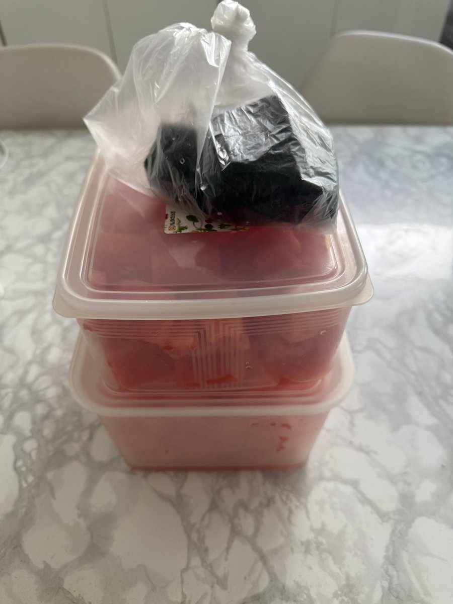 おばあちゃんちにスイカを取りに行きました。
喋りながらいっぱいスイカ食べました。
爆笑されながら、帰れ!と言われました。
ノーパンで家に帰りました。