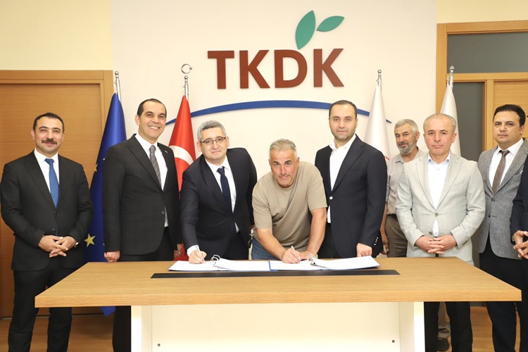 olay18com's tweet photo. ÇANKIRI’DA TKDK DESTEKLİ 12 YENİ HAYVANCILIK PROJESİ İÇİN SÖZLEŞMELER İMZALANDI https://t.co/3EYdLhqk4v 
@firattasolar @tkdkcankiri @emreakbyk18 @Korayerdogan18 @ulusoy18 #IPARD3 #Tarım #Hayvancılık #Destek https://t.co/iaikmNPO8L