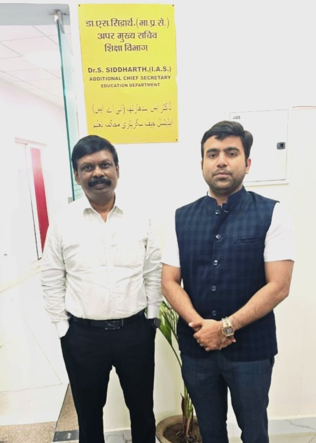 पटना: शिक्षा विभाग के अपर मुख्य सचिव आदरणीय एस सिद्धार्थ सर से शिक्षकों की विभिन्न समस्याओं को लेकर बहुत सकारात्मक बातचीत हुई। 

"सेवा निरंतरता" बेहद अहम मुद्दा रहा।

शिक्षकों के स्थानांतरण हेतु शिक्षा विभाग हर स्तर पर लगा हुआ है और हमें लगता है कि बहुत जल्द अधिकांश लोगों की