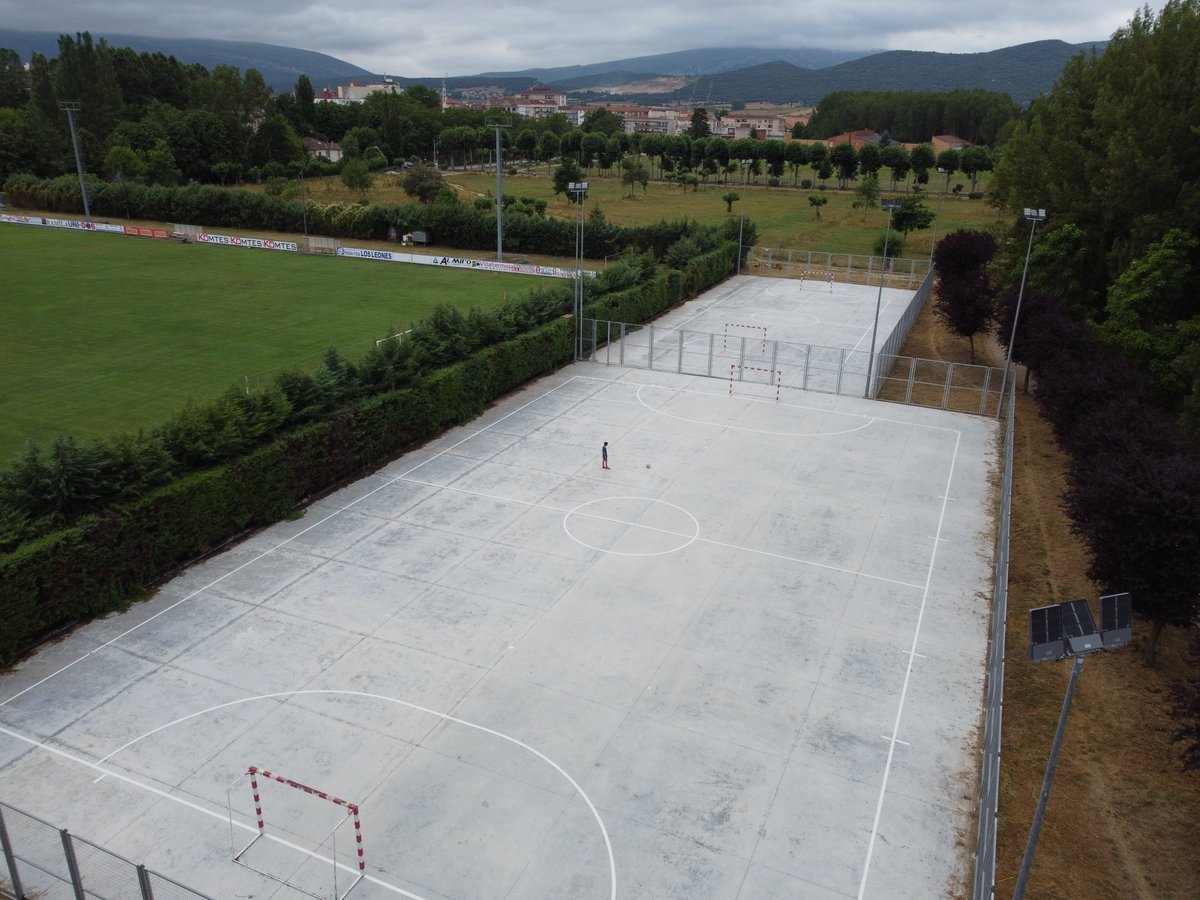 El Ayuntamiento de Villarcayo de M.C.V. ha inaugurado hoy la reforma de sus pistas de fútbol sala. Unas instalaciones modernas y accesibles que refuerzan la apuesta del municipio por el deporte y el ocio saludable.