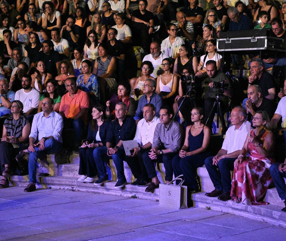 HadjimanoliM's tweet image. «Αποτελεί μεγάλη τιμή για εμένα να βρίσκομαι απόψε μαζί σας, εκπροσωπώντας τον ΠτΔ κ. Νίκο Χριστοδουλίδη, σε μια βραδιά ποίησης και μουσικής, σε ένα τόσο ιστορικό χώρο, στο Αρχαίο Θέατρο της Κ. Πάφου, εδώ, στην γενέτειρα του Προέδρου Χριστοδουλίδη.
Μια βραδιά αφιερωμένη σε έναν…