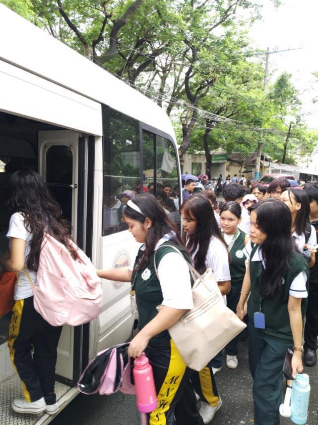 OFFICIALMUNTI's tweet photo. Kahapon ay personal na nakipag-usap si Mayor Ruffy Biazon kay Director Gen. Gregorio Catapang ng BuCor na pinayagan, in principle, ang mga sasakyan na maghatid-sundo ng estudyante ng PLMun at MNHS.

#Muntinlupa #LibrengSakay #MNHS #PLMun #RuffyBiazon https://t.co/AO7Z5CiyF9