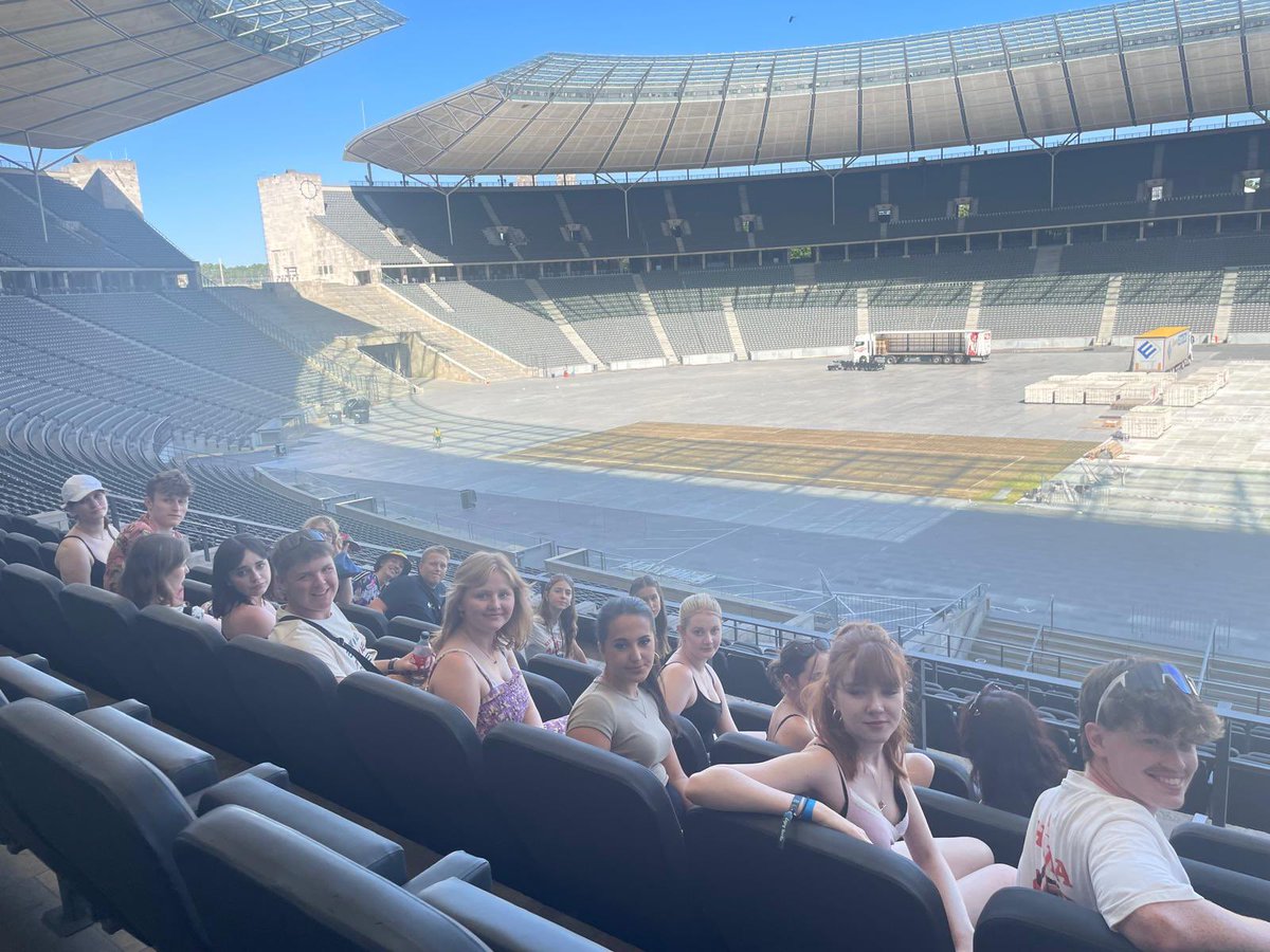 crickhowellhs's tweet image. A very continental evening for the group last night, a late dinner outside, then cooling off in the fountain before heading to the east side gallery to view remnants of the Berlin Wall. Topping off another busy day! π©πͺ