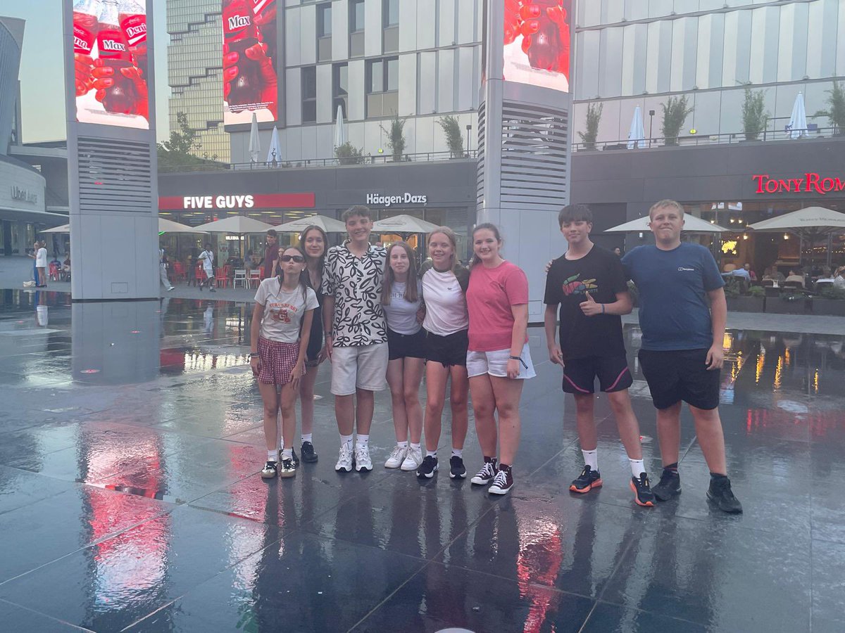 crickhowellhs's tweet image. A very continental evening for the group last night, a late dinner outside, then cooling off in the fountain before heading to the east side gallery to view remnants of the Berlin Wall. Topping off another busy day! π©πͺ