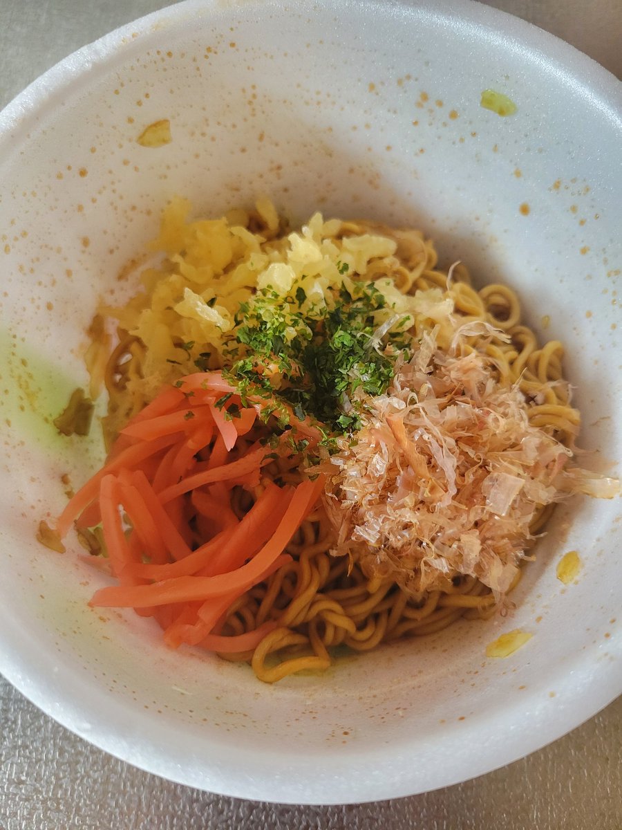 「浅草」と書かれたパッケージに惹かれて買いました。税込み106円😆
お味はUFOを激薄にしたような感じで具は少量のキャベツのみの潔さ💦
途中、天かす・鰹節・紅生姜・青のりの味変で、美味しくいただけました✨
しかし何が「浅草」なのか？
インバウンドの人達向け？
#焼きそば
#カップ麺