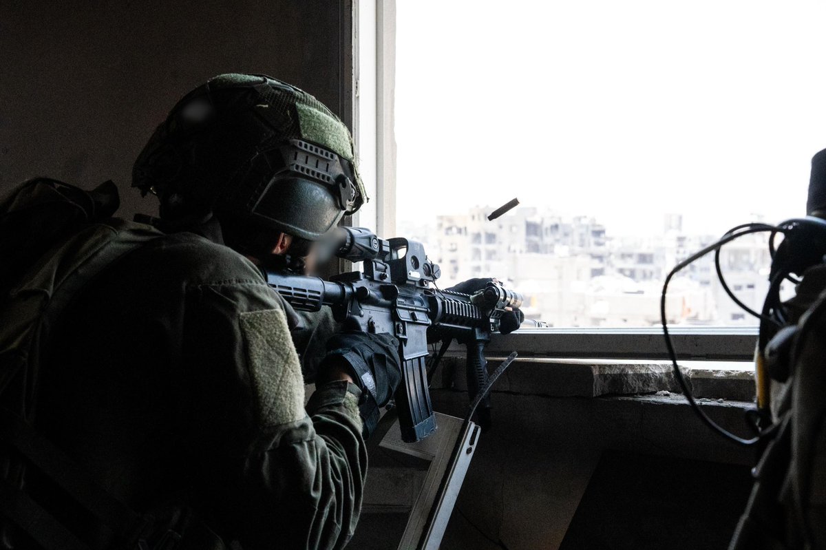 פעילות כוחות צה"ל ברצועת עזה: חוסלה חוליית המחבלים שביצעה את שיגור הרקטות לעבר שדרות ואיבים אתמול

כוחות צה״ל בפיקוד הדרום ממשיכים לפעול בהכוונת אמ״ן ושב"כ נגד ארגוני הטרור ברחבי רצועת עזה.

כוחות אוגדה 162 ממשיכים לחסל מחבלים, להשמיד תשתיות טרור, אמצעי לחימה ותוואי תת-קרקע בצפון