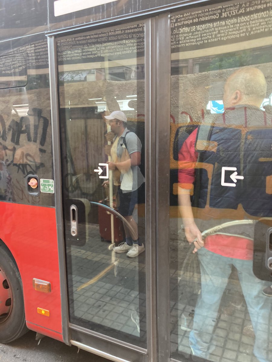 Joseclover's tweet photo. Supongo que hoy también en la línea 92 en Islas Canarias con Eduardo Bosca esto es normal que a las 8:00 te pase todos los días un bus completo. A ver si empezamos a ver la demanda de pasajeros. No sé el anuncio de 12 millones de plazas más donde se van. Un día más de lo mismo. https://t.co/a16RTR2TB6