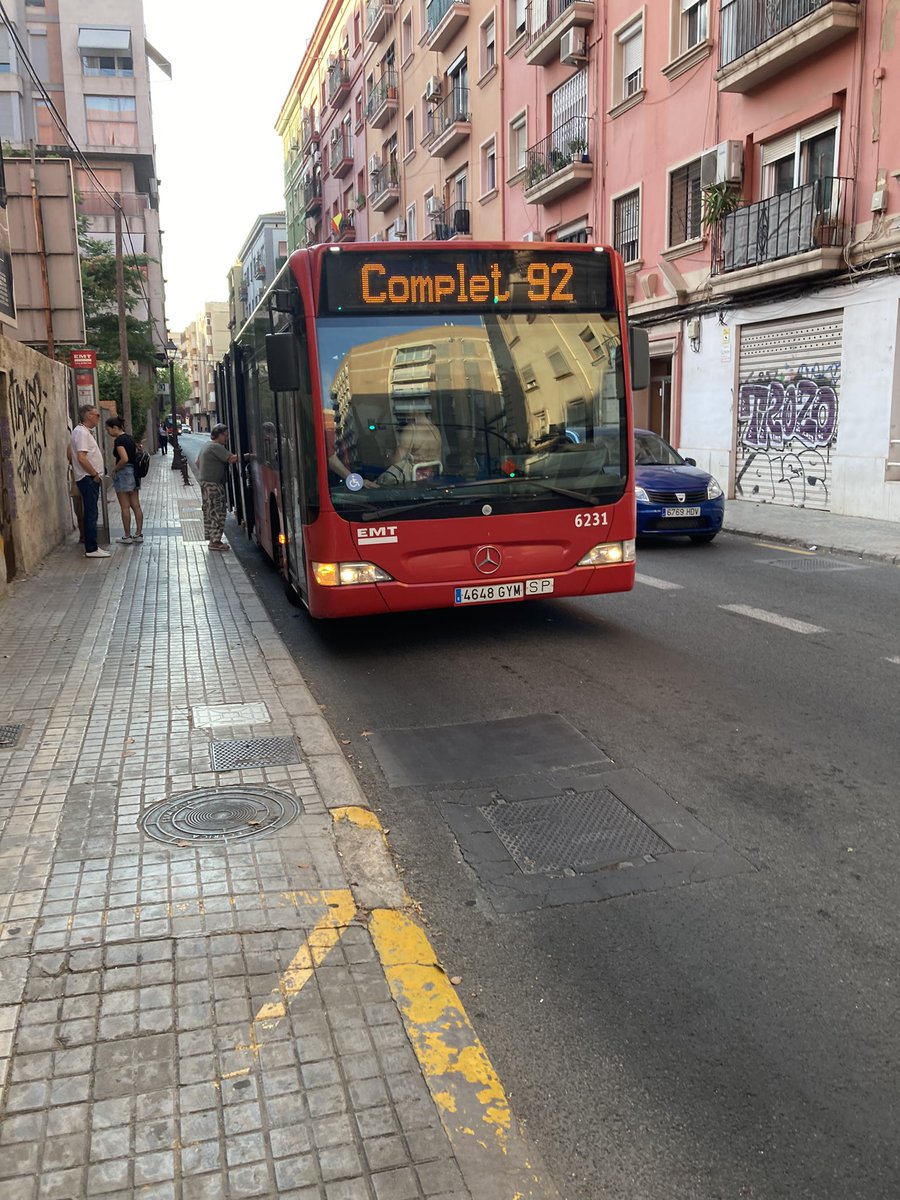 Joseclover's tweet photo. Supongo que hoy también en la línea 92 en Islas Canarias con Eduardo Bosca esto es normal que a las 8:00 te pase todos los días un bus completo. A ver si empezamos a ver la demanda de pasajeros. No sé el anuncio de 12 millones de plazas más donde se van. Un día más de lo mismo. https://t.co/a16RTR2TB6