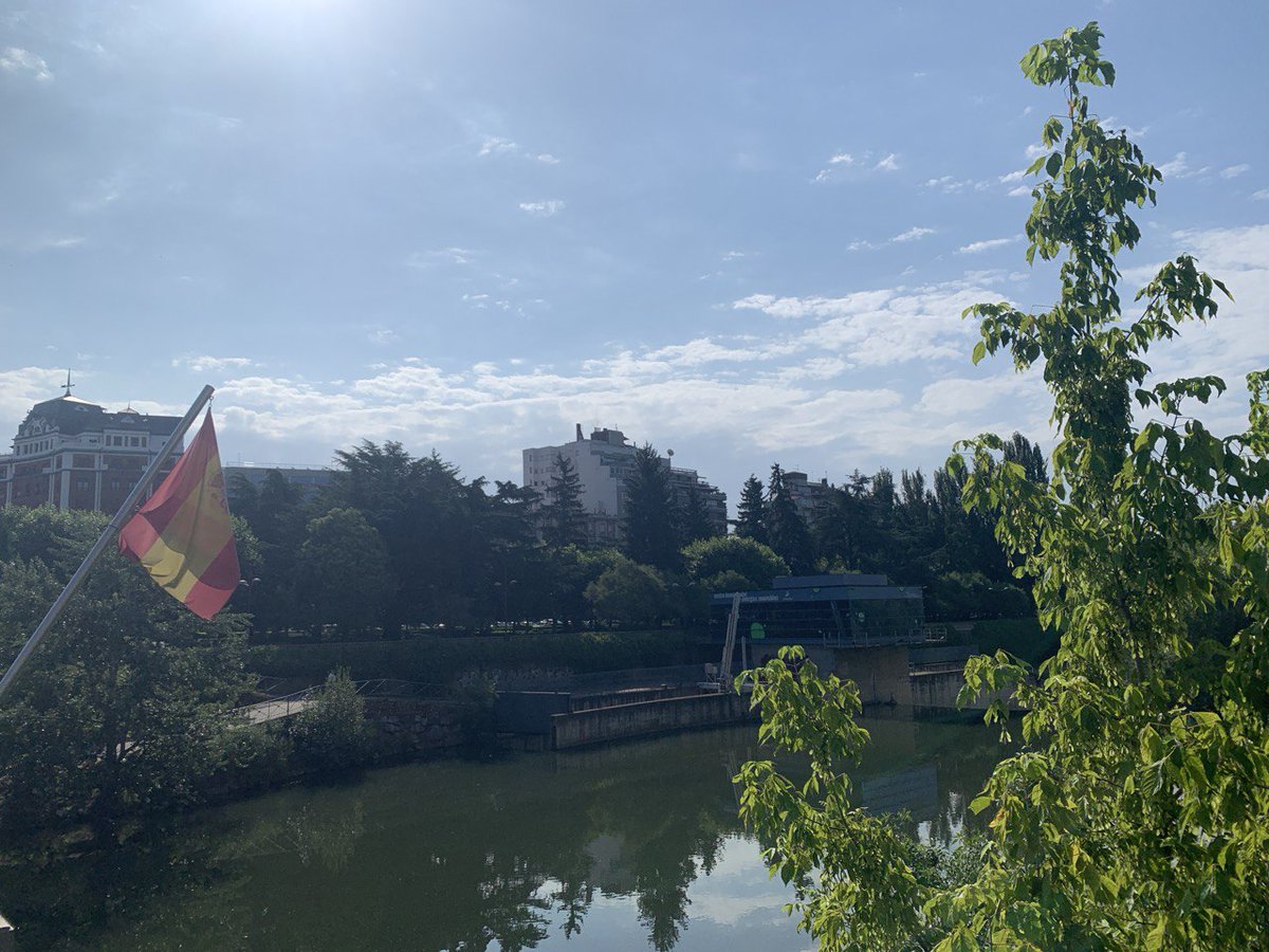 El río Bernesga desde el puente de los Leones nos acompaña al abrir la mañana. #Buenosdías🌏 desde #LeónEsp
#Felizviernes💫

#AyuntamientodeLeón #LeónEspaña