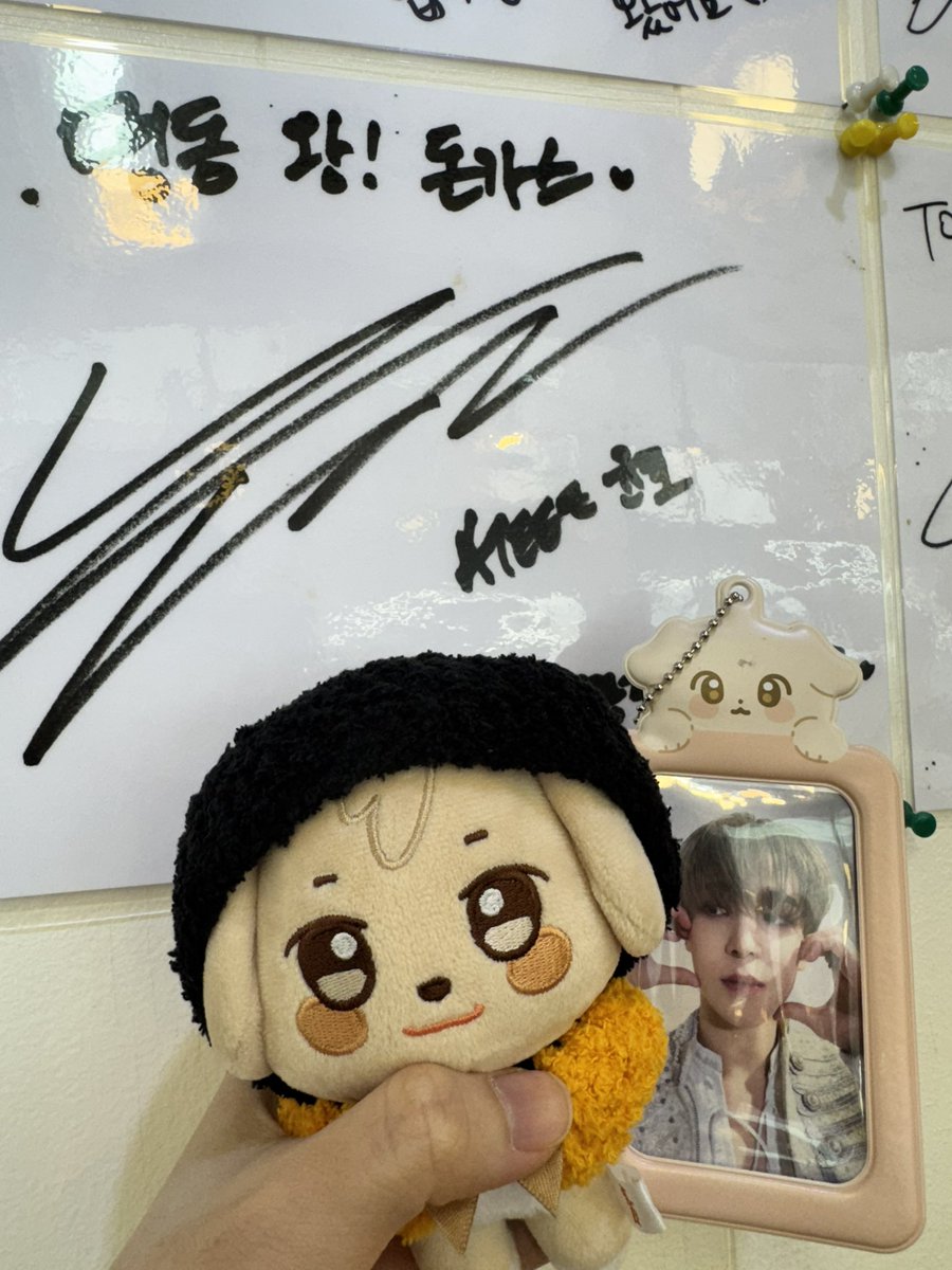mingimangimong's tweet photo. #BBOTD #TYUOTD
tyu found his papaβs signature !! https://t.co/Nmx0gG7zcO