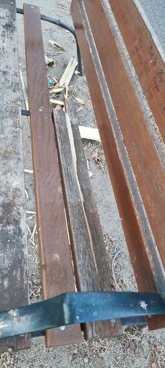 Fennnan's tweet photo. @ajuntamentbdv ja fa com una setmana que han destrossat l'únic banc que hi ha a Ronda Santa Maria davant del futbol i allà continua https://t.co/EKzq0laosZ