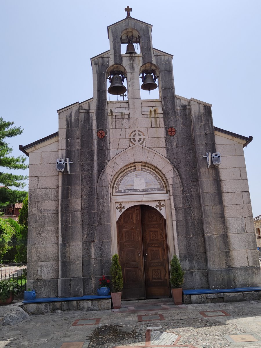 Недалеко од Требиња тик уз магистрални пут према Љубињу, налази се манастир Тврдош. Манастир је био деведесетих ратно и поратно сједиште епархије Захумско-херцеговачке и приморске. Манастир Тврдош је најстарији живи манастир у данашњој Херцеговини.
1/3⬇️