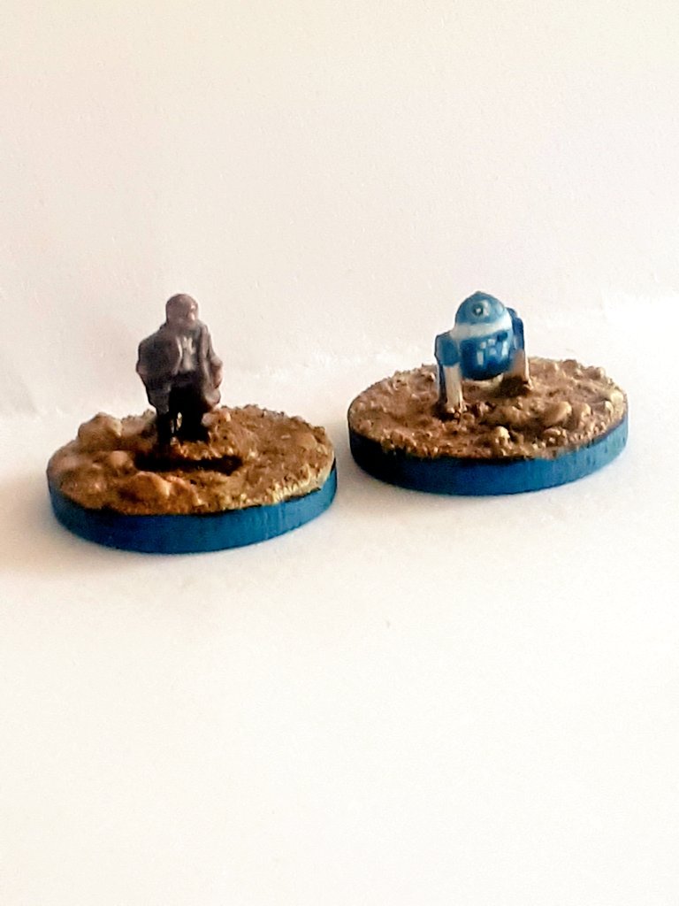 iain2411's tweet photo. I got a DM yesterday asking where my 6mm R2 unit was from.
They're all scratch built using a bit of Green Stuff modelling putty for the body and some wooden legs made from cut up bits of lollipop stick. (6mm ship captain for scale.)
#scratchbuilt #wargaming #StarWars https://t.co/0z5Fpcrb2C