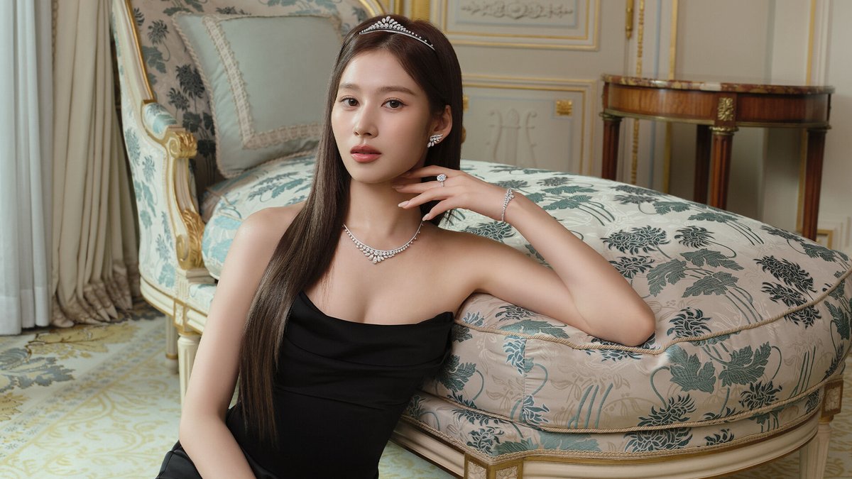 godmitzu's tweet photo. SANA FOR GRAFF SHE'S SO BEAUTIFUL OMG?? https://t.co/gWqbD1dk79