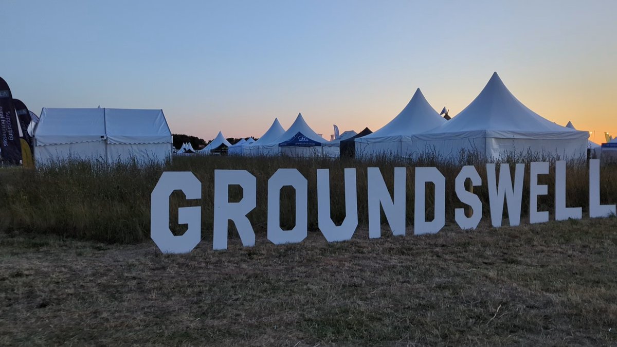 C_A_White's tweet image. #Groundswell25 was fantastic!
🫚 Annual date with a chicory #taproot in the #soil pit @ADASGroup stand. 🫘 Beans & pulses talk: Cultural acceptance, school meals, diversity, price, risk on farm & connecting breeders and producers. Highlight, was meeting so many lovely people.