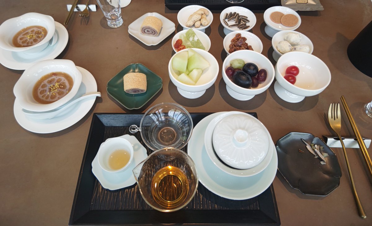 nene_sahara's tweet image. 念願の、虫二さんで茶席♡とーっても楽しみにしていた、期待通りでした!!中国茶の清々しい香り、果物やナッツ、甘みを抑えたお菓子…静かでゆったりした空間含めて贅沢な時間でした。特に果子干のとろっと濃い滋味深さにうっとり。お茶は煎を重ねる毎の変化も楽しい。心と体が透き通っていく時間✨️