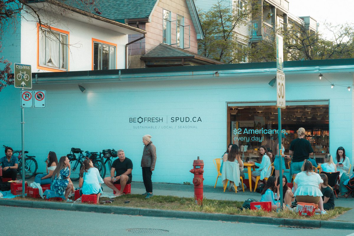 仕事終わりにワインのポップアップへ。口当たりの良いワインが選ばれていてアイスで冷やしてあるから夏の屋外にピッタリでした。住宅街の一角にあるけど人で賑わってて、各々自由な時間を過ごしていてこういう新しいワインの嗜み方もありだな〜🍷