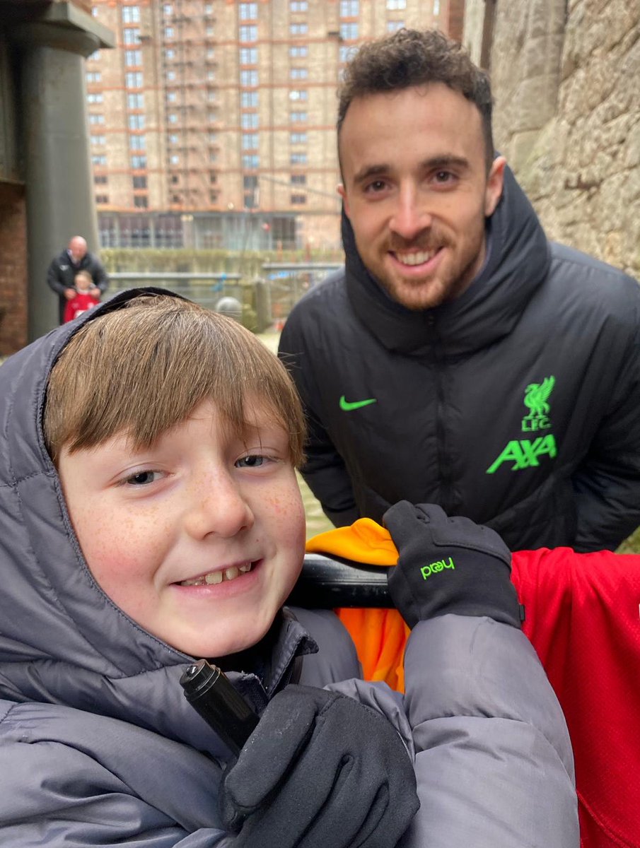 snagger2015's tweet image. Little fella is gonna be absolutely heartbroken jota was one of 5 players who used to interact with fans before games at the titanic hotel. Rest In Peace YNWA
