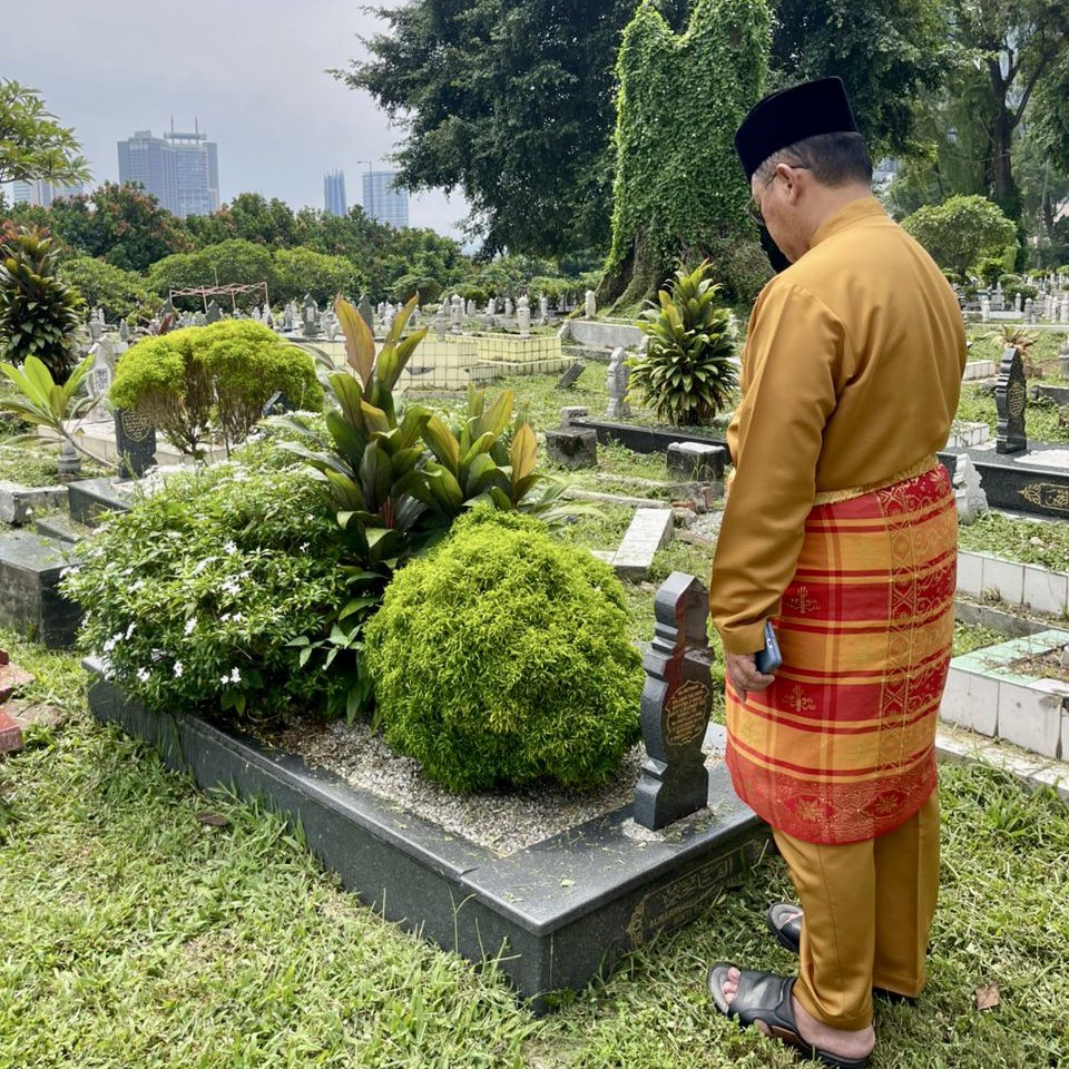 Al-Fatihah buat ayahanda dan bonda tercinta.

Usai program di Masjid Wilayah Persekutuan saya menziarahi pusara kedua-dua insan yang paling berjasa dalam hidup saya, di Tanah Perkuburan Jalan Ampang, Kuala Lumpur.

Di sinilah tersematnya segala kenangan, pengorbanan dan kasih