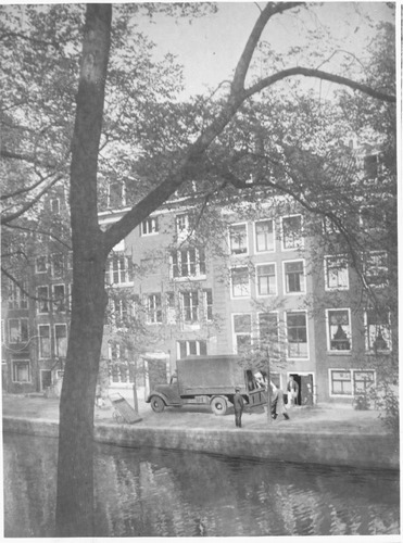 Erik Schaap (@eriksgaap) on Twitter photo Nieuw verhaal.
De Leidsegracht was een verzetshaard van nationale allure. In deze Amsterdamse straat kwam vrijwel de hele top van de Nederlandse ondergrondse bij elkaar. En dan was er ook nog de weerstand tegen de nazi's op wat kleinere schaal. meitotmei.nl/de-leidsegrach… Nieuw verhaal.
De Leidsegracht was een verzetshaard van nationale allure. In deze Amsterdamse straat kwam vrijwel de hele top van de Nederlandse ondergrondse bij elkaar. En dan was er ook nog de weerstand tegen de nazi's op wat kleinere schaal. meitotmei.nl/de-leidsegrach…