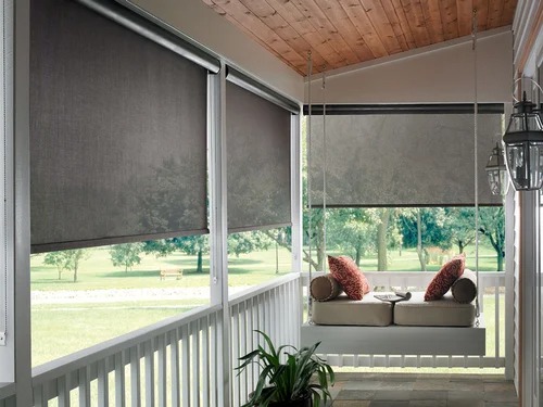 WindowPlusEA's tweet image. Block the glare, keep the view. Sunscreen roller blinds for modern spaces. 🌞🖤 #SunscreenBlinds #HomeComfort #LightControl