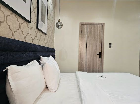 TomiApartments's tweet photo. •2 Private balconies for relaxation
•Snooker board &amp; Pool table
•Ample parking space
•24 Hours Electricity 
•Dining Table 
•Wi-Fi/Netflix/Dstv
•Pool🏊‍♂️
•Snooker 🎱
•Gym🏋️
•Table tennis ���� 
•Ps5🎮

Price(s):
Short stay: N180,000 
Caution Fee 100k https://t.co/R7MLdhhM30