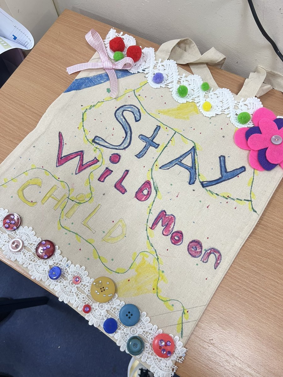 GnollPrimary's tweet photo. 🌟 Year 5/6 Yr Hafren have been busy bees getting their stalls &amp; tote bags ready for today’s Enterprising Troopers Sale! 🛍️🎨 Come support their creativity &amp; hard work — pop down at 2:30pm this afternoon! 💡💼 #YoungEntrepreneurs #YrHafren #EnterprisingTroopers https://t.co/vxSD1SJJpb