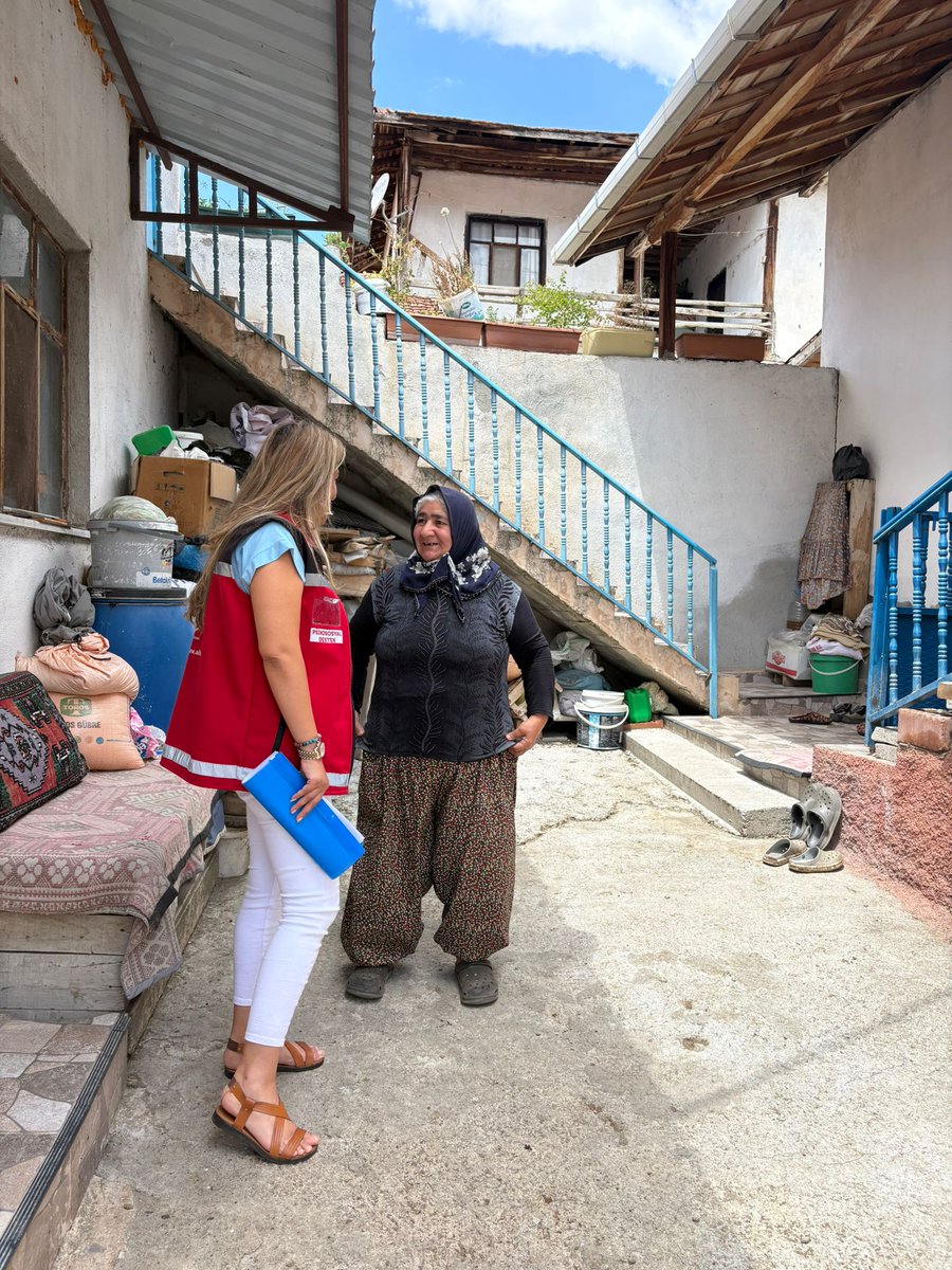 TokatAshim's tweet photo. Şehidimiz J.Komando Er İsmail BAY, şehadetinin yıl dönümünde Turhal SHM Müdür V. Semih YALÇINKAYA ve Şehit-Gazi Birim Sorumlusu Gökçen KILIÇOĞLU tarafından ailesi ziyaret edilerek dualarla anıldı.
Ruhu şad, mekânı cennet olsun. 🇹🇷
#ŞehitİsmailBAY #ŞehitlerÖlmez #TurhalSHM #ASHB https://t.co/LXJ1z7WGDs