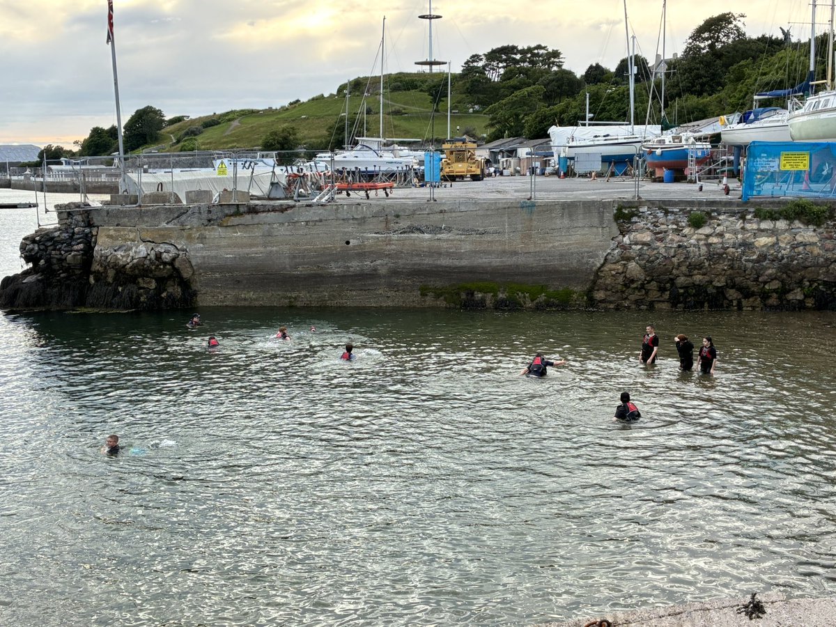 PlymDrakeSCC's tweet image. 🏊 HANDS TO BATHE 🏊
Earlier this week members of the ships had a chance to cool off from the heat with a dip in the water in true naval tradition!