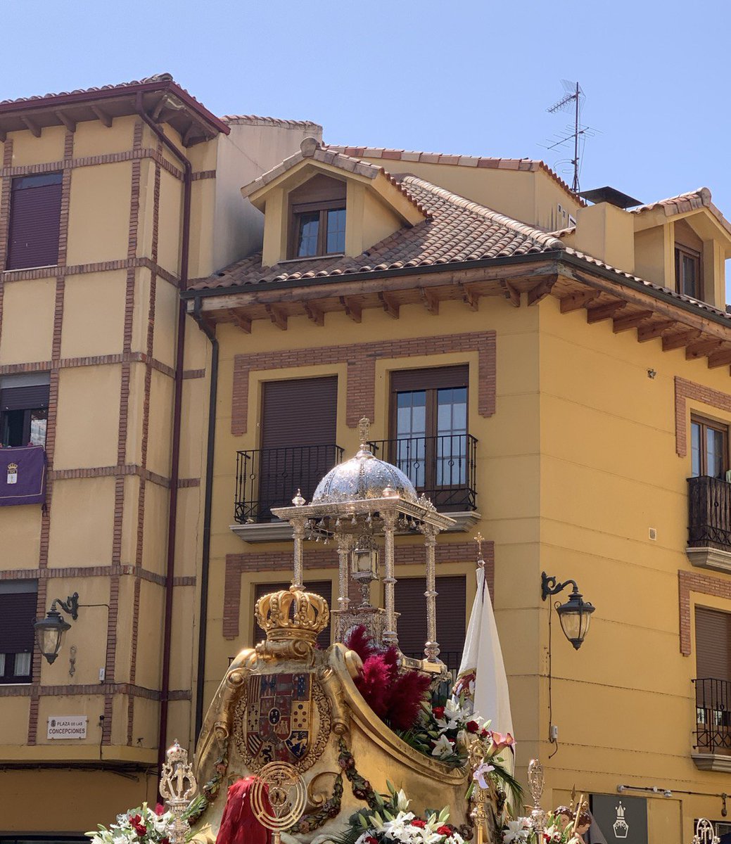 Con una imagen del Corpus celebrado el día 29 cerramos nuestra jornada.  Buenasnoches🌏 desde #LeónEsp
#Felizdescanso💫

#AyuntamientodeLeón #LeónEspaña