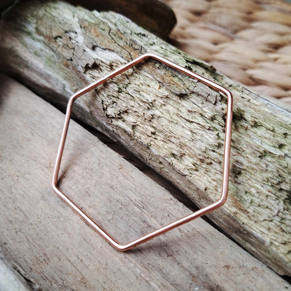 i_love_dolly's tweet image. Some copper lovin' for you all this morning. This one is a simple hexagon bangle that packs a statement punch 👊
ilovedollyjewellery.co.uk/bangles-and-br…
#UKGiftHour #ukgiftAM #giftideas #shopindie #earlybiz