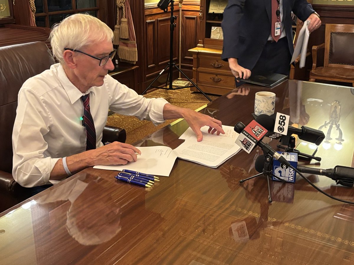 jrrosswrites's tweet image. .@GovEvers signs veto messages as he complete the state budget about 1:30 am.