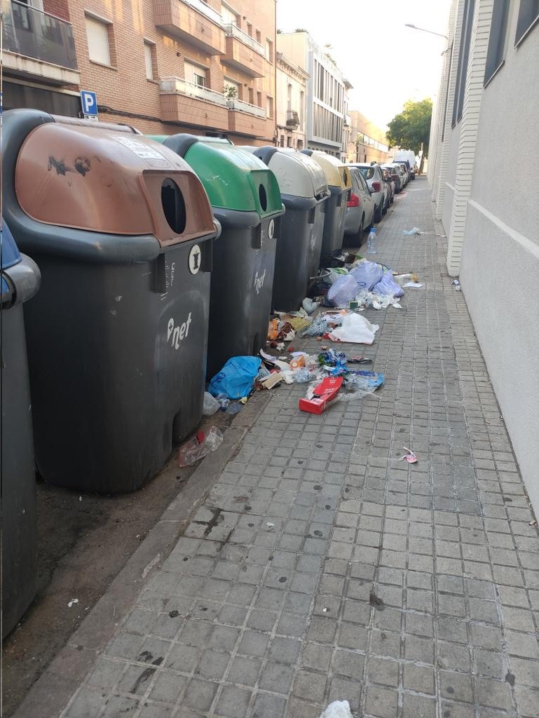Marc_864's tweet photo. @Aj_Sabadell Vergonyós, carrer Covadonga amb 3 creus. Sovint ens llevem amb els contenidors de deixalles buidats per algú sense sentit del civisme. Hi ha cap intenció d'incentivar la convivència?

L'incivisme va deixant de ser notícia a Sabadell oi @DiariDeSabadell ? https://t.co/63rxUxelYB