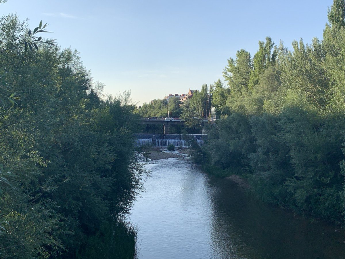 Desde la ribera del Bernesga os traemos nuestras #Buenasnoches🌏 desde #LeónEsp
#Felizdescanso💫

#AyuntamientodeLeón #LeónEspaña