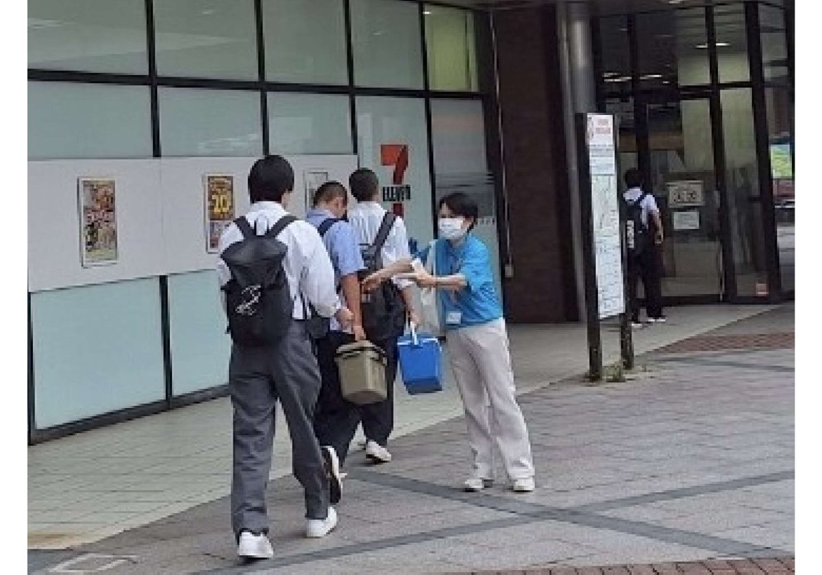 ／
人権街頭啓発＠京都府舞鶴市
＼

6/24（火）#男女共同参画週間 に合わせて、西舞鶴駅・東舞鶴駅で #人権擁護委員 による街頭啓発を実施しました。
今回は主に中高生に啓発グッズを配布し、#男女共同参画社会 の実現に向けた活動を周知しました！
#誰でも #どこでも #自分らしく